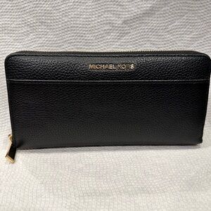 EUC Michael Kors Continental wallet LARGE zip around